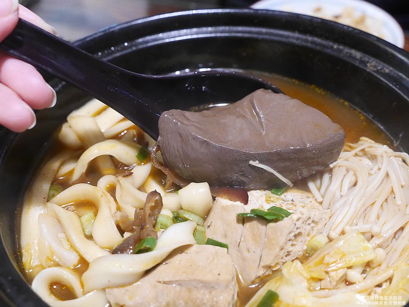 【台北美食|大安】阿二麻辣食堂|麻辣豆腐煲搭配肥滋滋的麻辣魯肉拌飯鹹香夠味扒飯更過癮 @Maruko(丸子)與美食有個約會