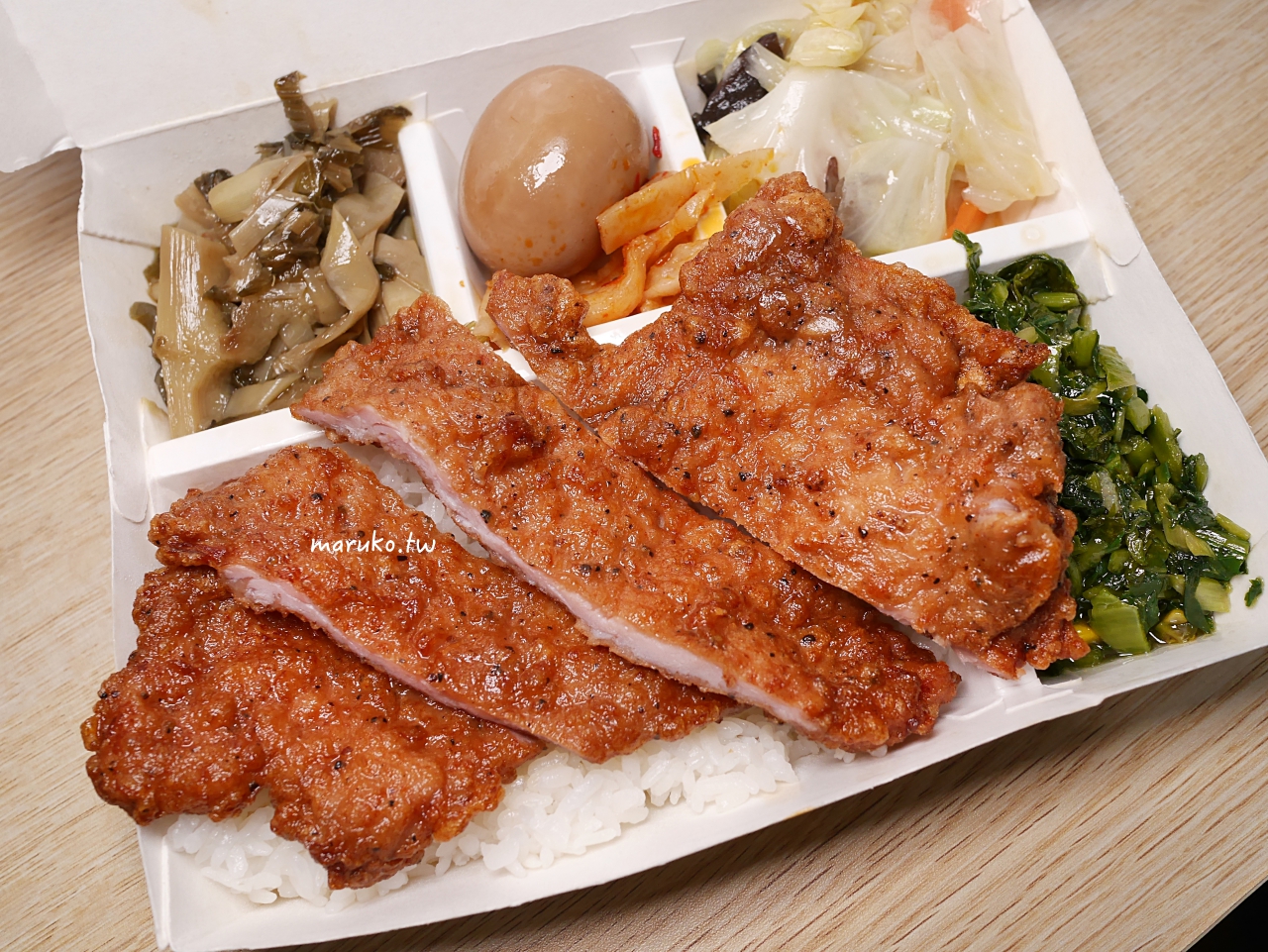 【捷運龍山寺站】君王排骨 萬華在地10年老店，主食炒飯、炒麵任選三種配菜一次滿足！ @Maruko(丸子)與美食有個約會