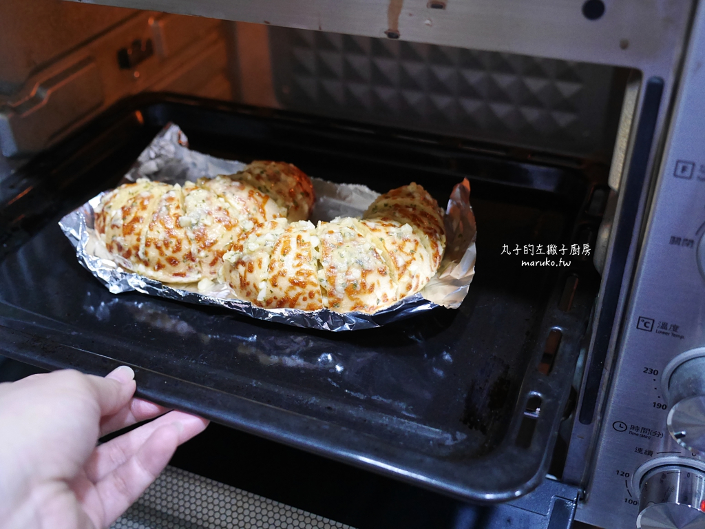 【食譜】韓國爆漿奶油起司大蒜麵包｜用貝果做韓國熱門的現烤路邊攤小吃 @Maruko(丸子)與美食有個約會