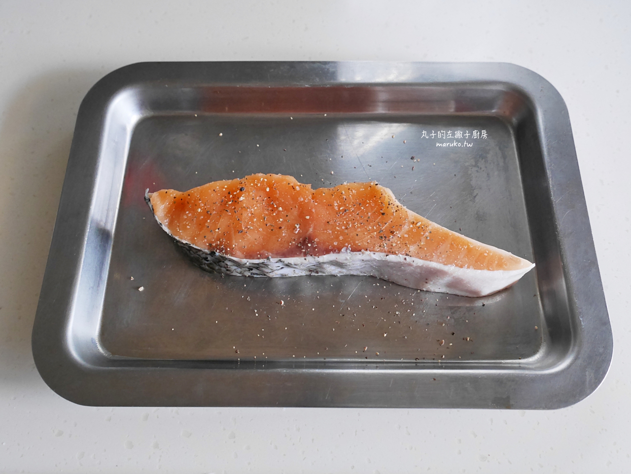 【食譜】鮭魚飯糰/簡單快速不需要工具日式手捏飯糰做法 @Maruko(丸子)與美食有個約會