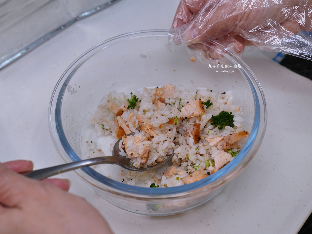 【食譜】鮭魚飯糰/簡單快速不需要工具日式手捏飯糰做法 @Maruko(丸子)與美食有個約會
