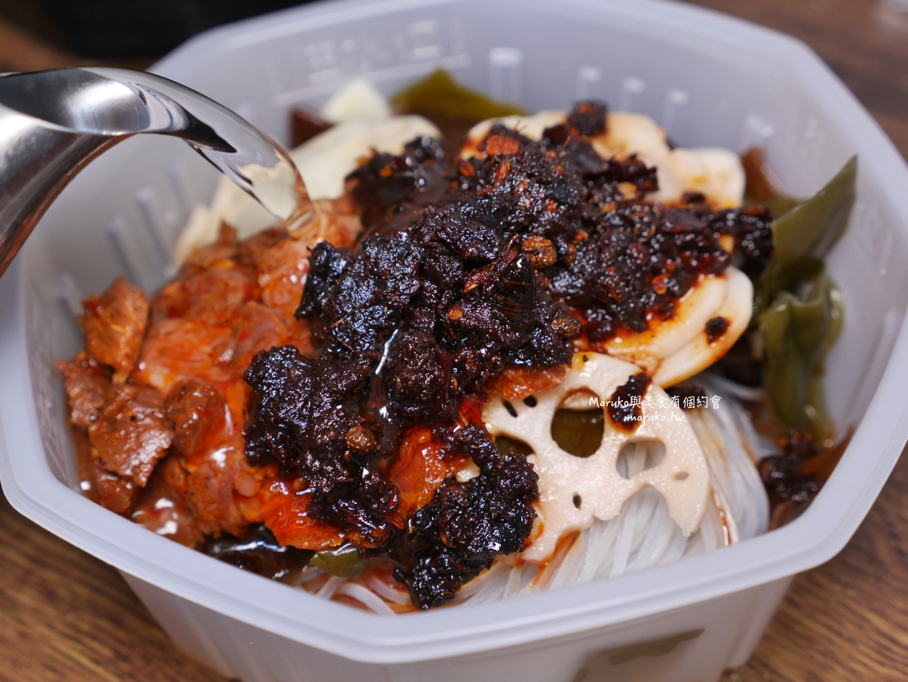 【食譜】麻辣水煮魚 海底撈麻辣清油鍋底料理包二樣食材簡單上桌！ @Maruko(丸子)與美食有個約會