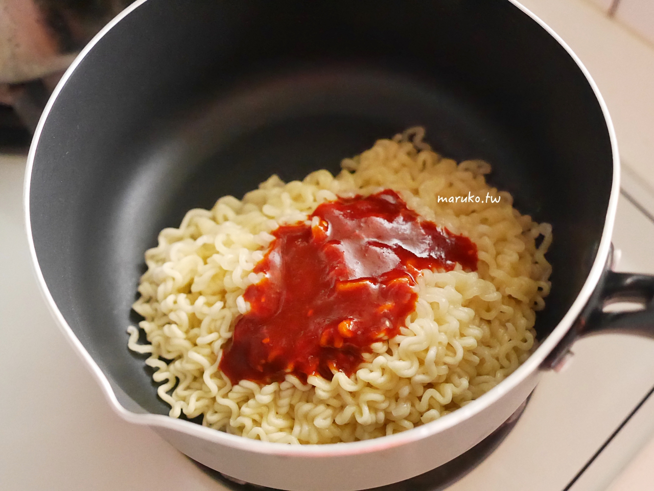 【食譜】韓式拌麵 無湯粉包泡麵做法 用拌飯醬乾拌就好吃 不倒翁Q拉麵(純麵條) @Maruko(丸子)與美食有個約會