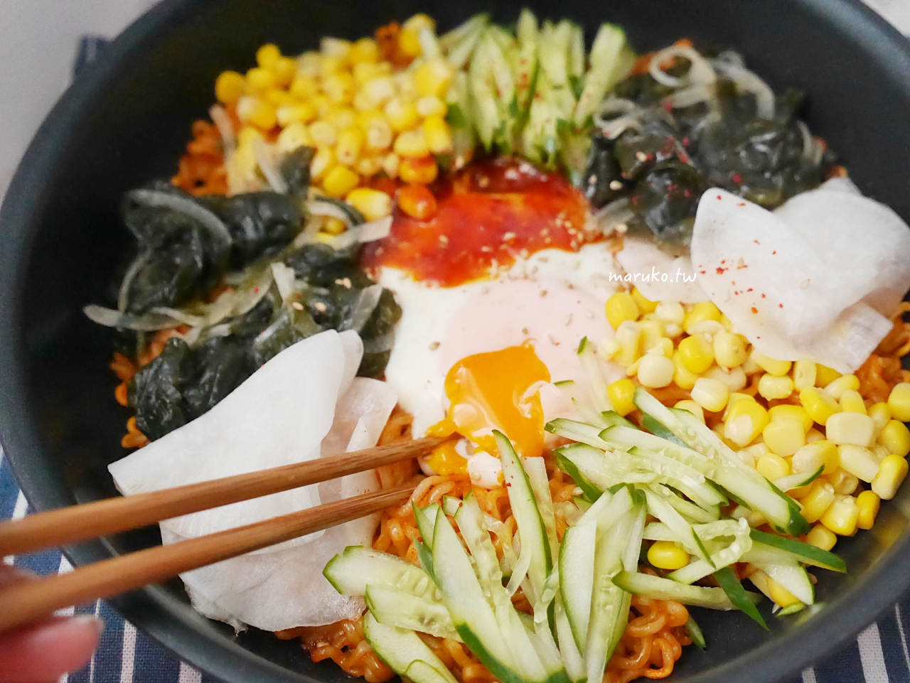 【食譜】韓式拌麵 無湯粉包泡麵做法 用拌飯醬乾拌就好吃 不倒翁Q拉麵(純麵條) @Maruko(丸子)與美食有個約會