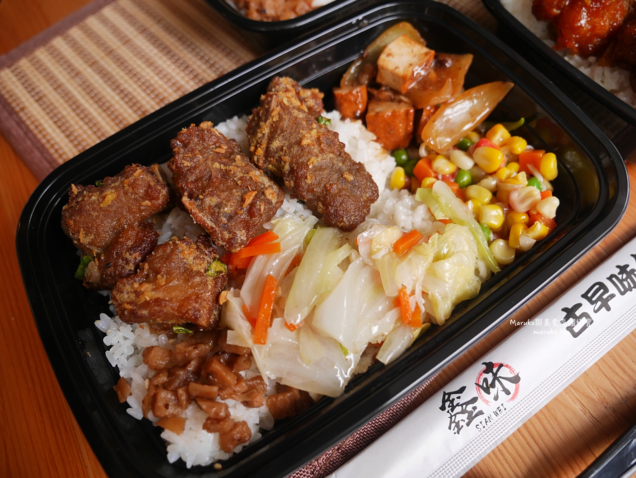 板橋 鑫味精緻健康餐盒 隱藏在市場內的上海便當菜 左宗棠雞 梅汁燒雞 金沙排骨 多達7種配菜 @Maruko(丸子)與美食有個約會 板橋 鑫味精緻健康餐盒 隱藏在市場內的上海便當菜 左宗棠雞 梅汁燒雞 金沙排骨 多達7種配菜 @Maruko(丸子)與美食有個約會