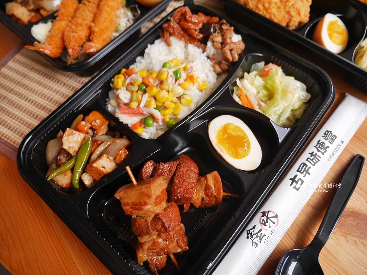 板橋 鑫味精緻健康餐盒 隱藏在市場內的上海便當菜 左宗棠雞 梅汁燒雞 金沙排骨 多達7種配菜 @Maruko(丸子)與美食有個約會 板橋 鑫味精緻健康餐盒 隱藏在市場內的上海便當菜 左宗棠雞 梅汁燒雞 金沙排骨 多達7種配菜 @Maruko(丸子)與美食有個約會