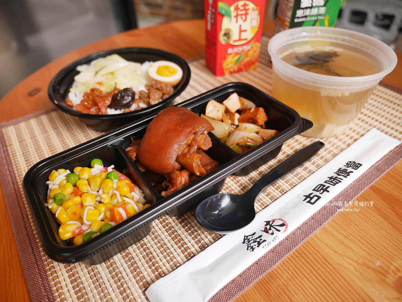 板橋 鑫味精緻健康餐盒 隱藏在市場內的上海便當菜 左宗棠雞 梅汁燒雞 金沙排骨 多達7種配菜 @Maruko(丸子)與美食有個約會 板橋 鑫味精緻健康餐盒 隱藏在市場內的上海便當菜 左宗棠雞 梅汁燒雞 金沙排骨 多達7種配菜 @Maruko(丸子)與美食有個約會