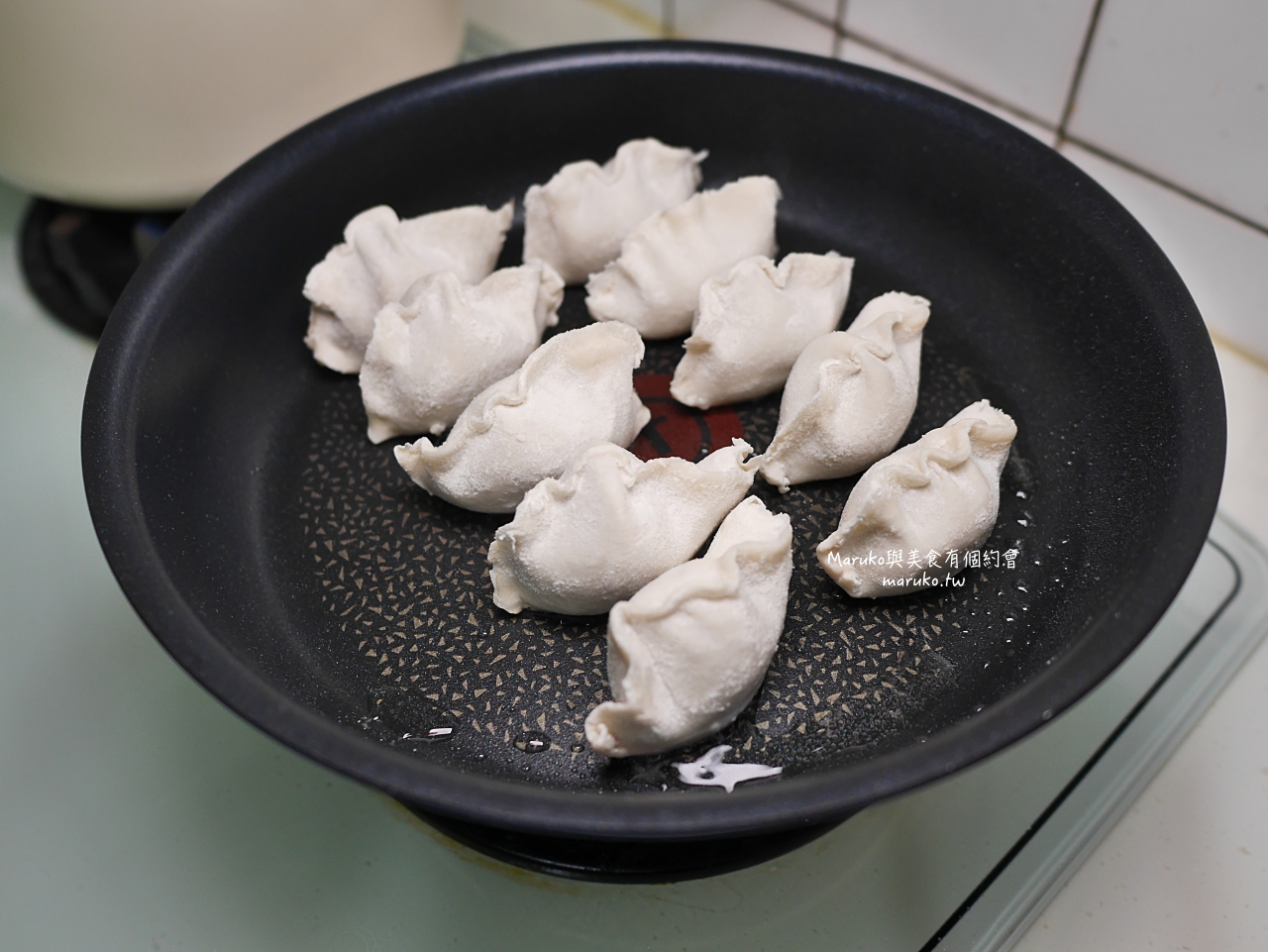 【宅配美食】老媽家冷凍手工水餃 會爆汁的水餃 獨創泡椒豬肉高麗菜水餃 老媽拌麵新品牌老媽家 A-Lin代言推薦 @Maruko(丸子)與美食有個約會 【宅配美食】老媽家冷凍手工水餃 會爆汁的水餃 獨創泡椒豬肉高麗菜水餃 老媽拌麵新品牌老媽家 A-Lin代言推薦 @Maruko(丸子)與美食有個約會