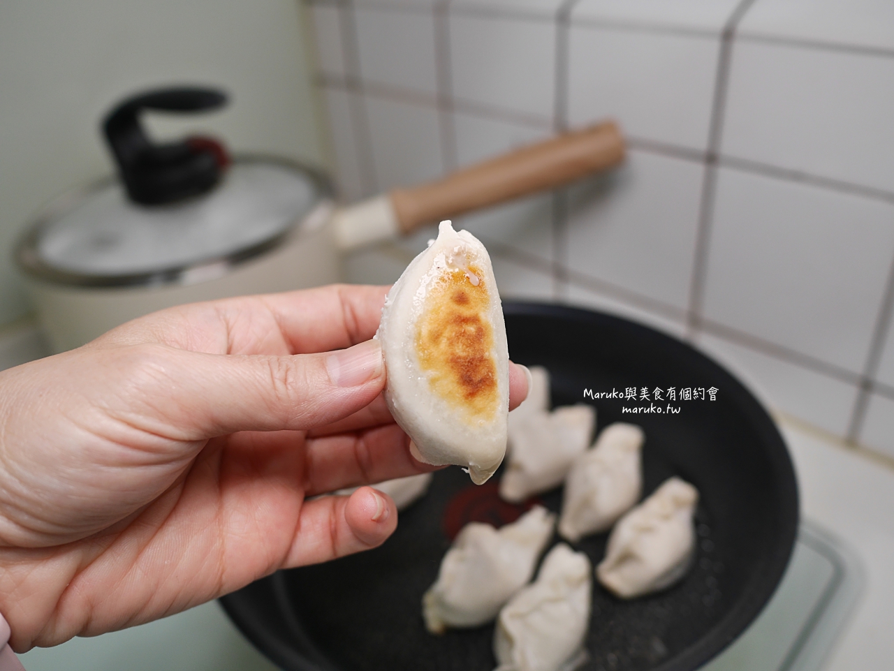 【宅配美食】老媽家冷凍手工水餃 會爆汁的水餃 獨創泡椒豬肉高麗菜水餃 老媽拌麵新品牌老媽家 A-Lin代言推薦 @Maruko(丸子)與美食有個約會 【宅配美食】老媽家冷凍手工水餃 會爆汁的水餃 獨創泡椒豬肉高麗菜水餃 老媽拌麵新品牌老媽家 A-Lin代言推薦 @Maruko(丸子)與美食有個約會