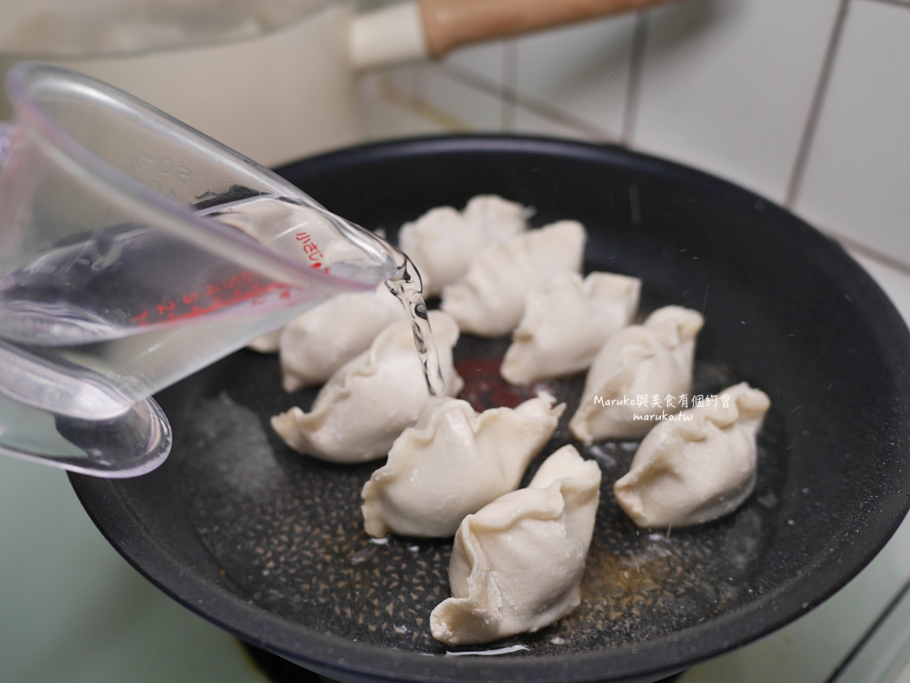 【宅配美食】老媽家冷凍手工水餃 會爆汁的水餃 獨創泡椒豬肉高麗菜水餃 老媽拌麵新品牌老媽家 A-Lin代言推薦 @Maruko(丸子)與美食有個約會 【宅配美食】老媽家冷凍手工水餃 會爆汁的水餃 獨創泡椒豬肉高麗菜水餃 老媽拌麵新品牌老媽家 A-Lin代言推薦 @Maruko(丸子)與美食有個約會