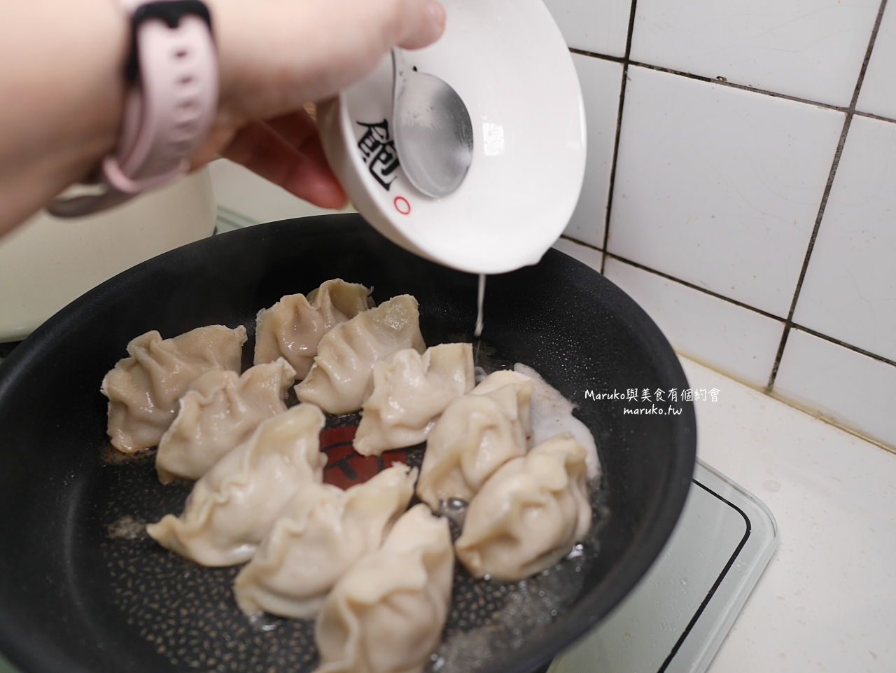 【宅配美食】老媽家冷凍手工水餃 會爆汁的水餃 獨創泡椒豬肉高麗菜水餃 老媽拌麵新品牌老媽家 A-Lin代言推薦 @Maruko(丸子)與美食有個約會