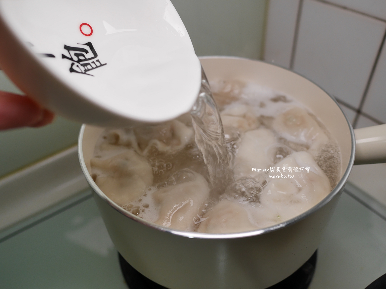 【宅配美食】老媽家冷凍手工水餃 會爆汁的水餃 獨創泡椒豬肉高麗菜水餃 老媽拌麵新品牌老媽家 A-Lin代言推薦 @Maruko(丸子)與美食有個約會 【宅配美食】老媽家冷凍手工水餃 會爆汁的水餃 獨創泡椒豬肉高麗菜水餃 老媽拌麵新品牌老媽家 A-Lin代言推薦 @Maruko(丸子)與美食有個約會