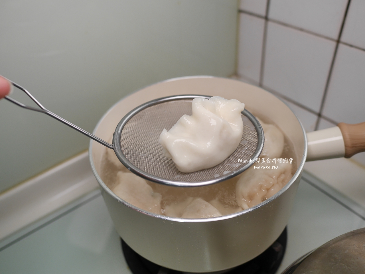 【宅配美食】老媽家冷凍手工水餃 會爆汁的水餃 獨創泡椒豬肉高麗菜水餃 老媽拌麵新品牌老媽家 A-Lin代言推薦 @Maruko(丸子)與美食有個約會