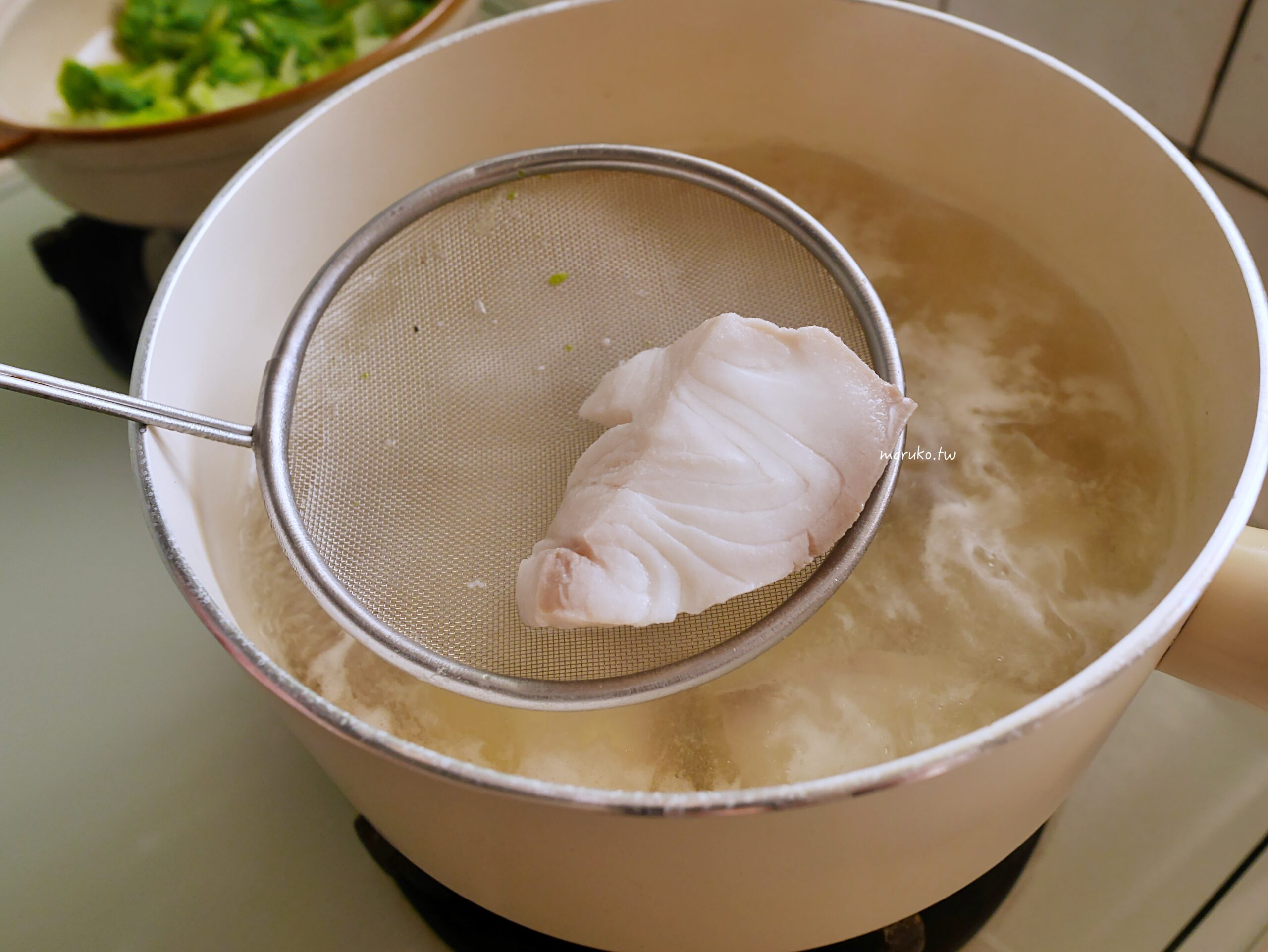 【食譜】麻辣水煮魚 海底撈麻辣清油鍋底料理包二樣食材簡單上桌！ @Maruko(丸子)與美食有個約會