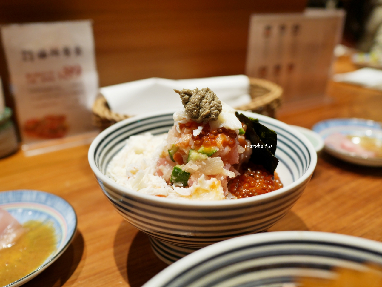 【台北信義】日本橋海鮮丼辻半 (Tsujihan) 攻略！東京排名第一「珠寶盒海鮮丼」，必吃獨創真鯛高湯茶泡飯 @Maruko(丸子)與美食有個約會