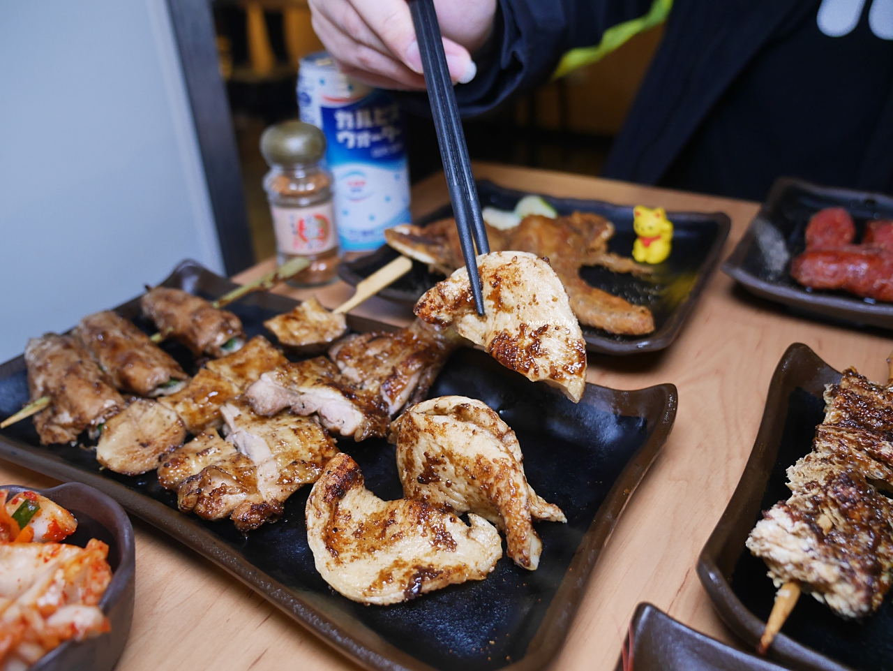 【台北】柒息地串燒居酒屋 東區平價秘醬串燒只要19元 泡菜免費續 朋友聚餐續攤首選推薦 @Maruko(丸子)與美食有個約會