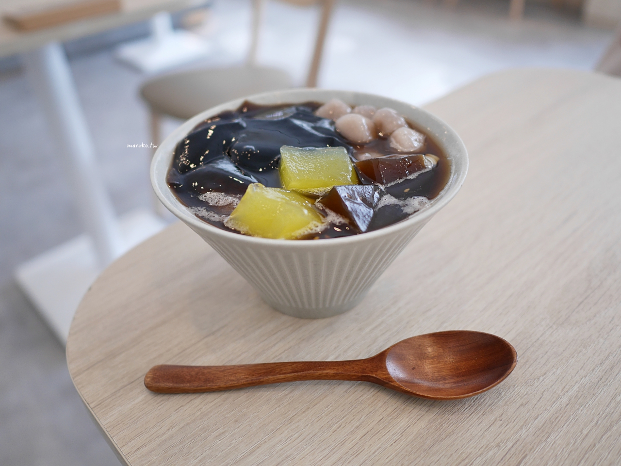 桃園 澎湃豆花 嫩豆花(仙草) 黑糖冰沙 免費續加任選三樣配料 好實在 @Maruko(丸子)與美食有個約會