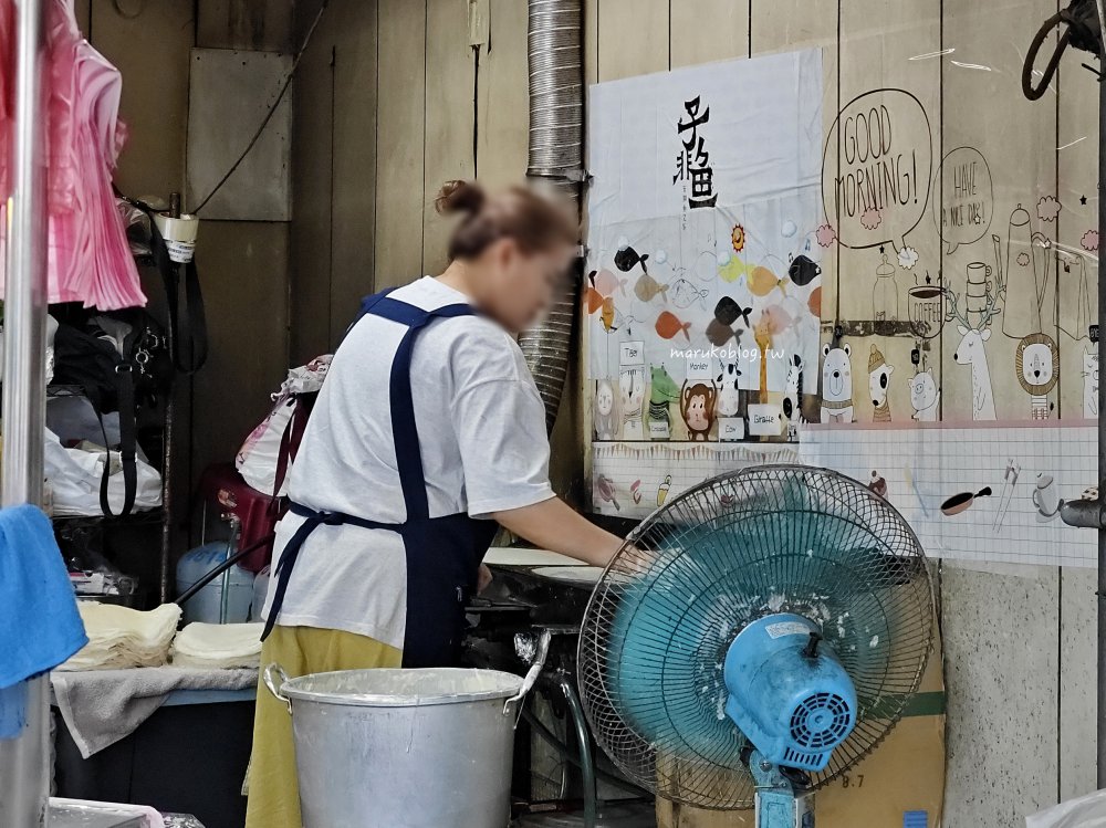 【桃園中壢美食】劉家現做潤餅：車站周邊必吃銅板小吃！巨無霸爆餡大份量，獨門咖哩/芥末口味推薦 @Maruko(丸子)與美食有個約會