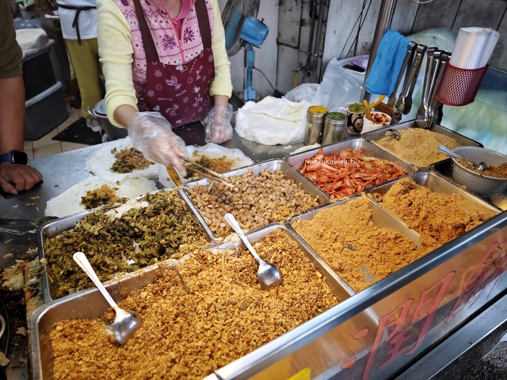 【桃園中壢美食】劉家現做潤餅：車站周邊必吃銅板小吃！巨無霸爆餡大份量，獨門咖哩/芥末口味推薦 @Maruko(丸子)與美食有個約會