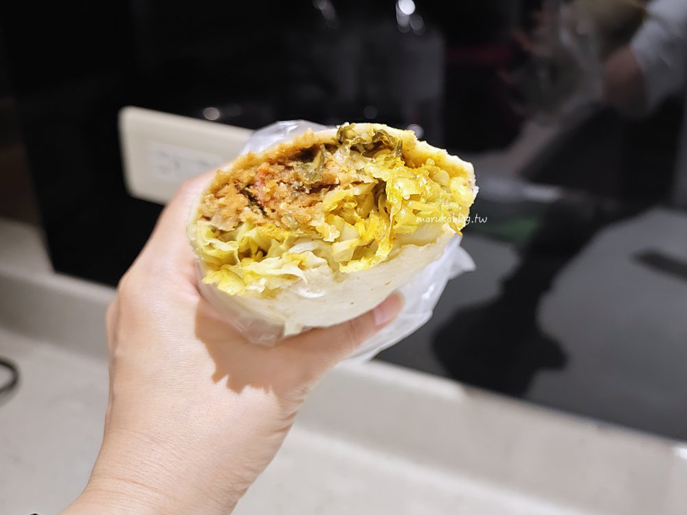 【桃園中壢美食】劉家現做潤餅：車站周邊必吃銅板小吃！巨無霸爆餡大份量，獨門咖哩/芥末口味推薦 @Maruko(丸子)與美食有個約會
