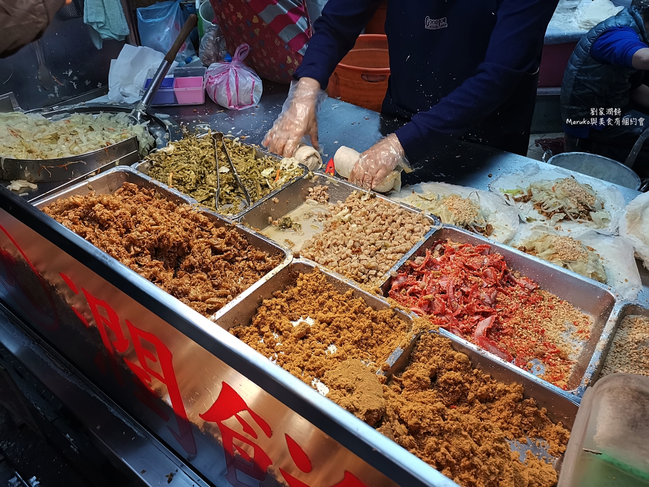 【桃園中壢美食】劉家現做潤餅：車站周邊必吃銅板小吃！巨無霸爆餡大份量，獨門咖哩/芥末口味推薦 @Maruko(丸子)與美食有個約會