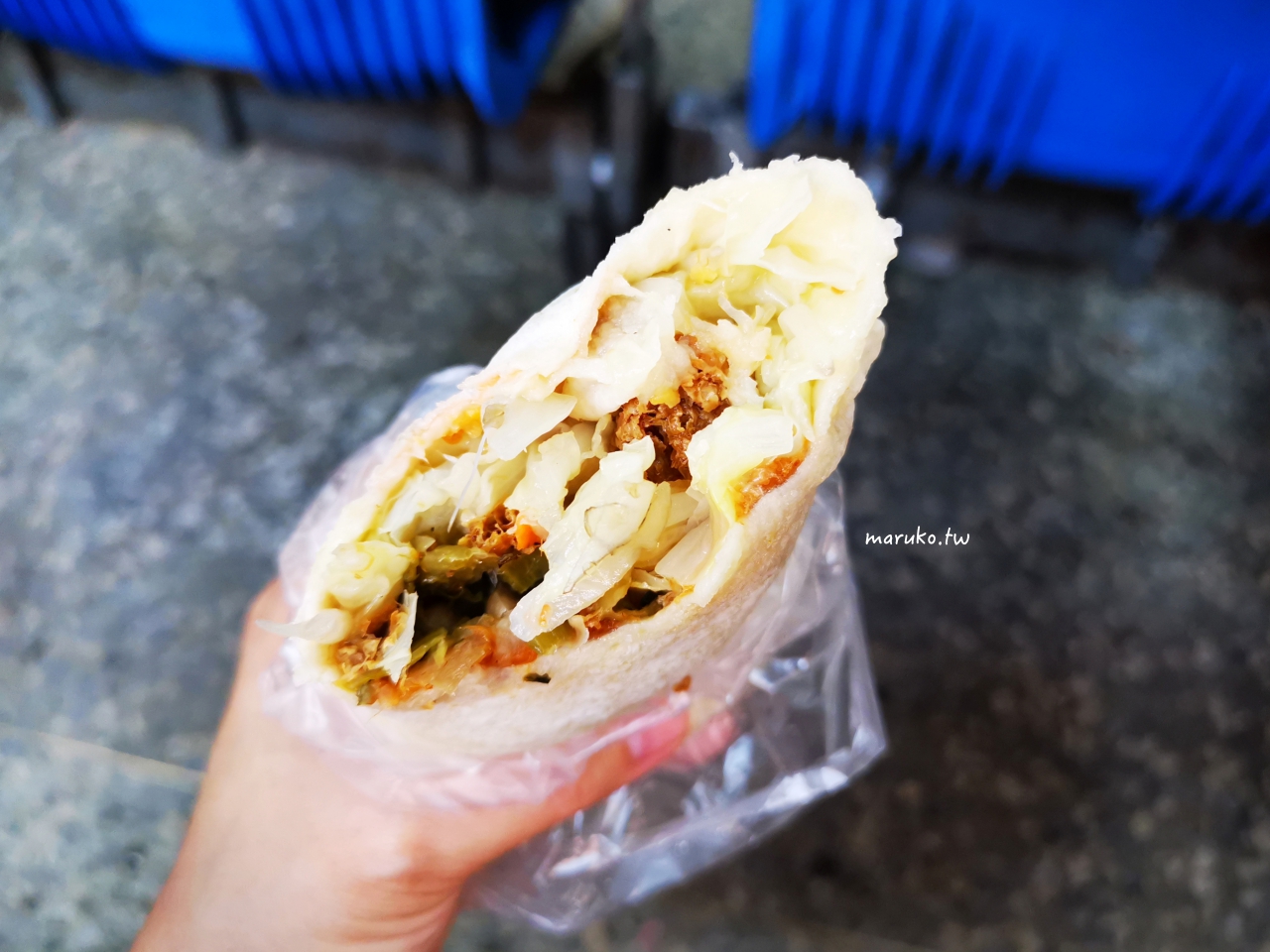 【桃園中壢美食】劉家現做潤餅：車站周邊必吃銅板小吃！巨無霸爆餡大份量，獨門咖哩/芥末口味推薦 @Maruko(丸子)與美食有個約會