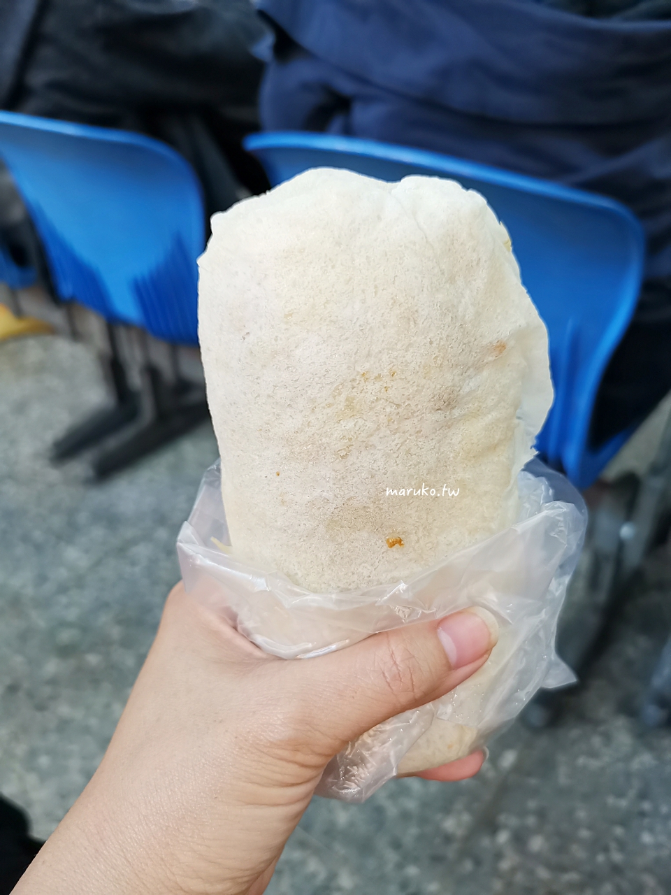 【桃園中壢美食】劉家現做潤餅：車站周邊必吃銅板小吃！巨無霸爆餡大份量，獨門咖哩/芥末口味推薦 @Maruko(丸子)與美食有個約會