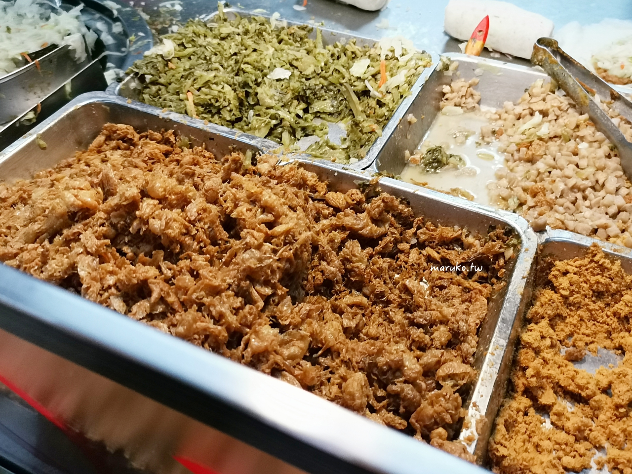 【桃園中壢美食】劉家現做潤餅：車站周邊必吃銅板小吃！巨無霸爆餡大份量，獨門咖哩/芥末口味推薦 @Maruko(丸子)與美食有個約會