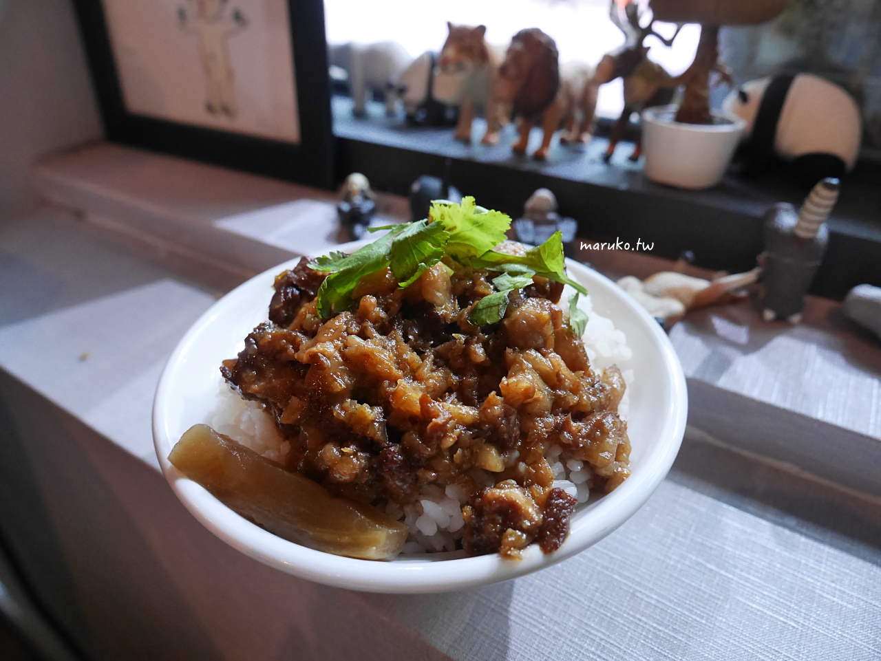 【台北】老同安小酒館 隱藏微微辣川味牛肉麵,美味的滷肉飯中午來只要20元 @Maruko(丸子)與美食有個約會