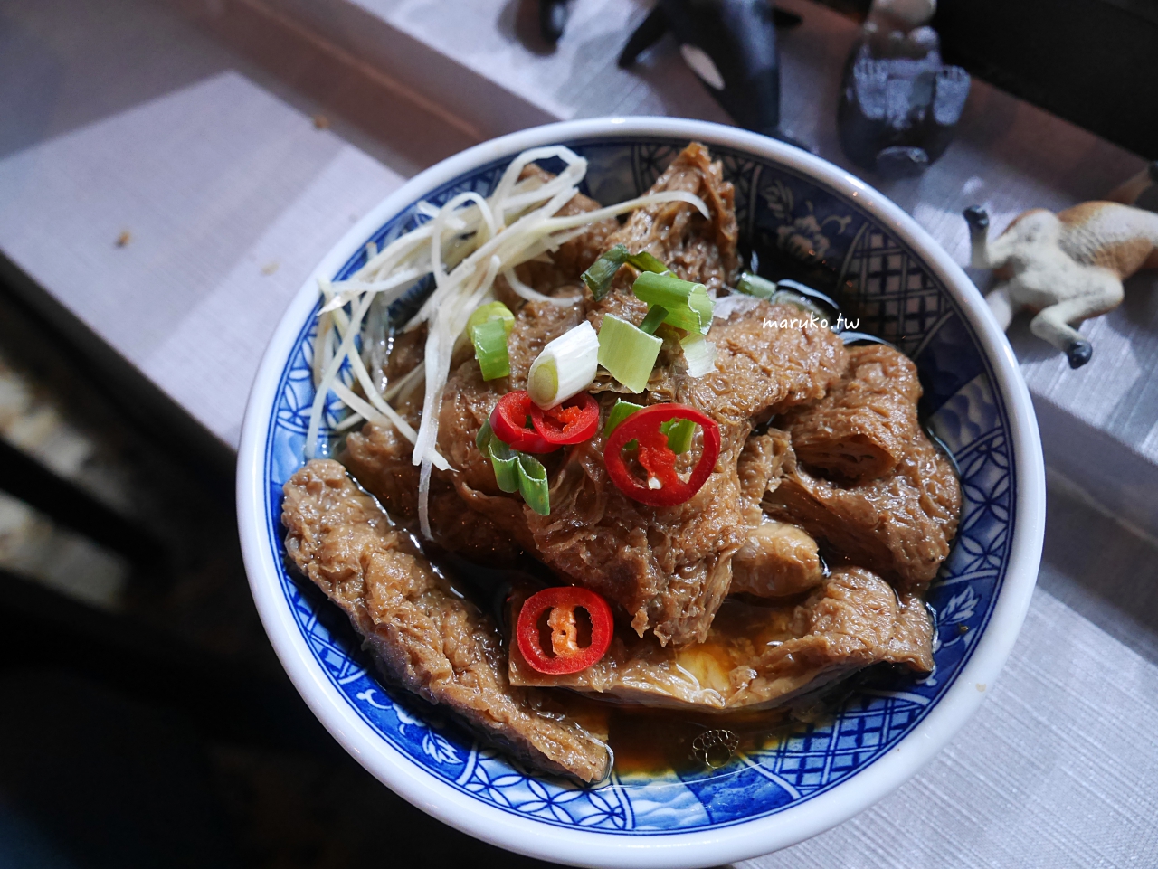 【台北】老同安小酒館 隱藏微微辣川味牛肉麵,美味的滷肉飯中午來只要20元 @Maruko(丸子)與美食有個約會