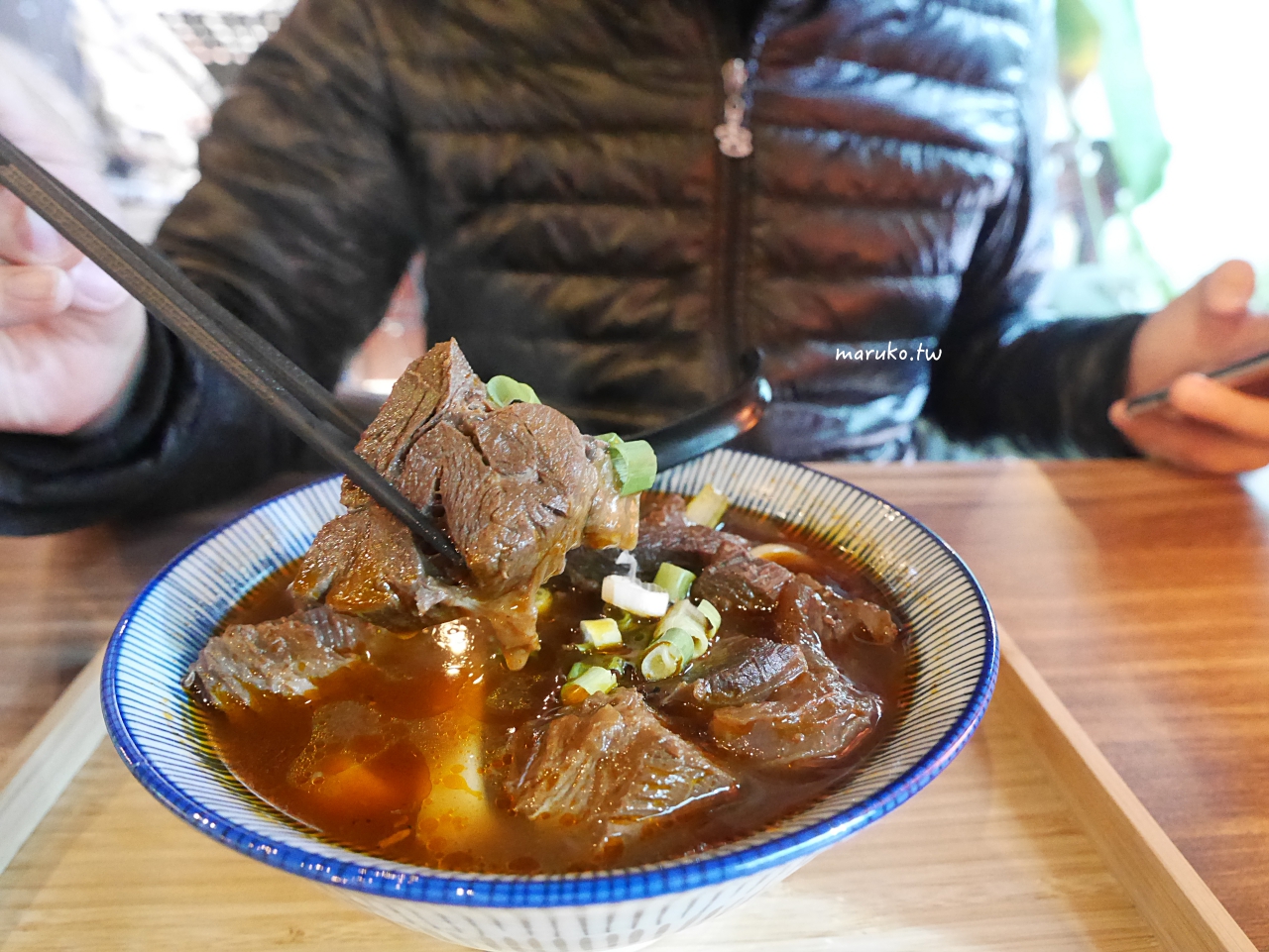 【台北】老同安小酒館 隱藏微微辣川味牛肉麵,美味的滷肉飯中午來只要20元 @Maruko(丸子)與美食有個約會