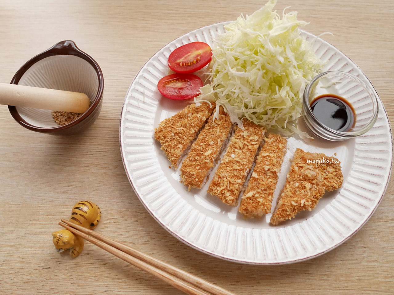 【氣炸鍋食譜】氣炸豬排怎麼做才金黃酥脆？多一步「先炒麵包粉」，免油炸8分鐘快速上菜！ @Maruko(丸子)與美食有個約會