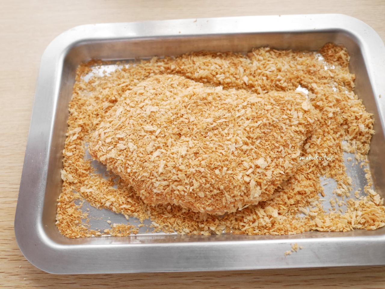 【氣炸鍋食譜】氣炸豬排怎麼做才金黃酥脆？多一步「先炒麵包粉」，免油炸8分鐘快速上菜！ @Maruko(丸子)與美食有個約會