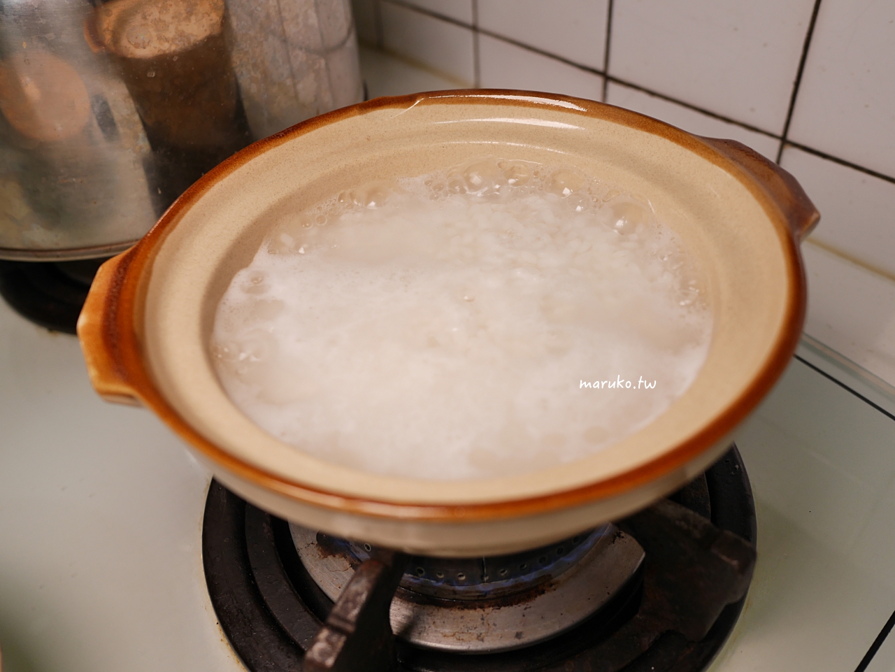 【食譜】煲仔飯 經典香港美食，簡單家庭版醬汁與鍋粑做法 @Maruko(丸子)與美食有個約會