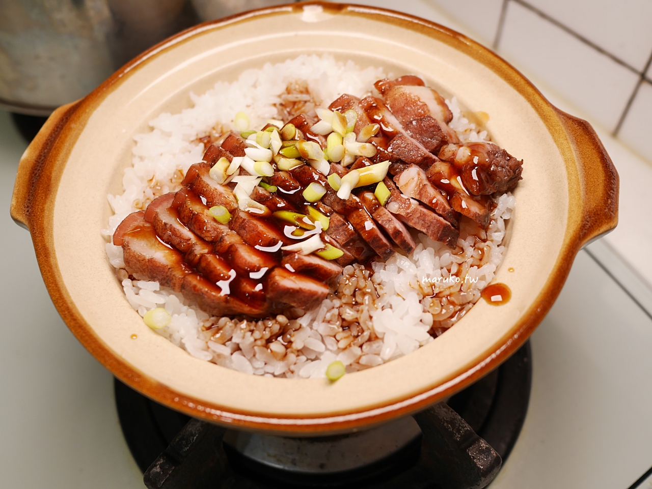 【食譜】煲仔飯 經典香港美食，簡單家庭版醬汁與鍋粑做法 @Maruko(丸子)與美食有個約會