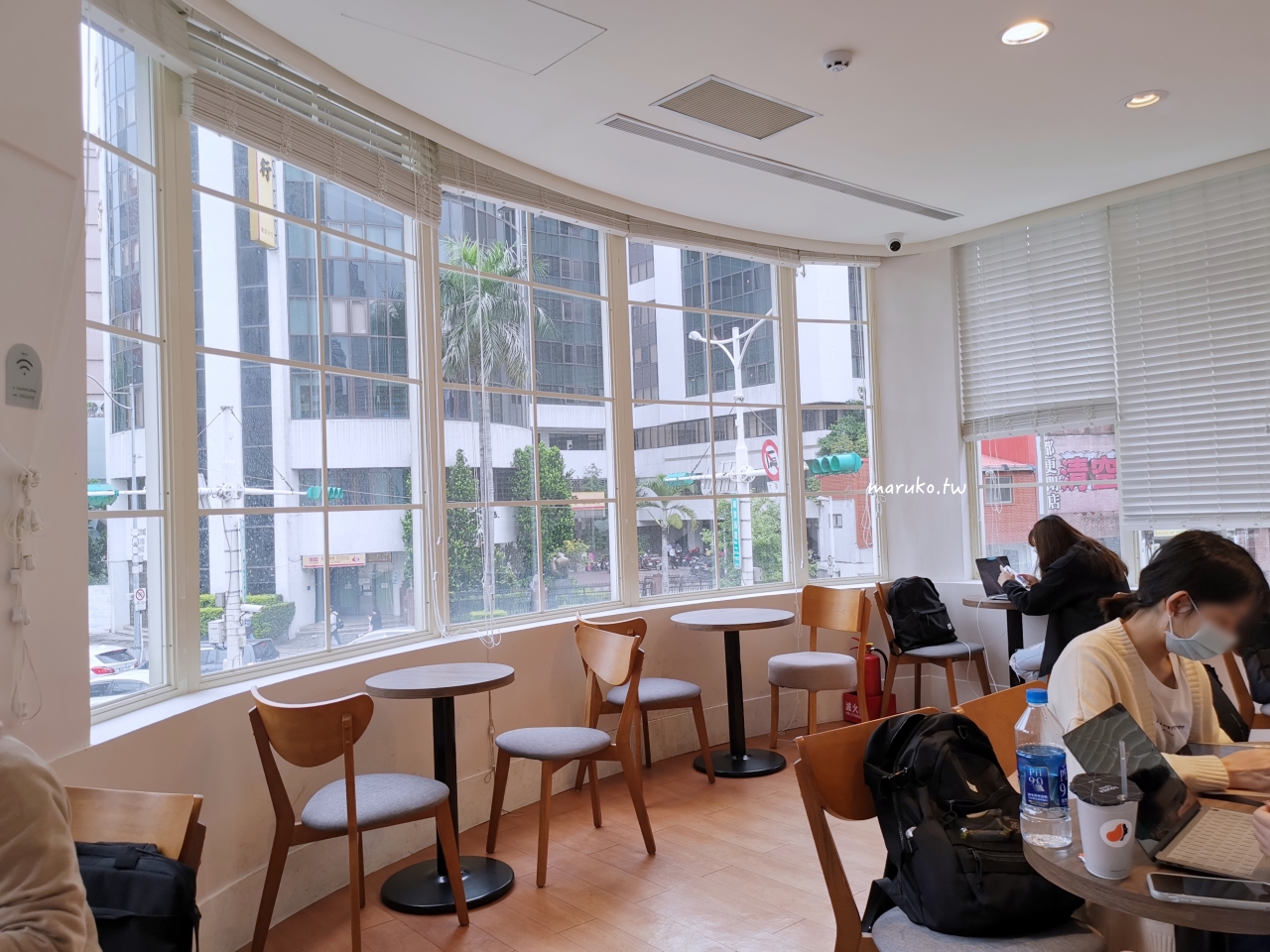 【台北】路易莎咖啡 簡約純白、建成圓環前最美的老宅咖啡，不限時！ @Maruko(丸子)與美食有個約會
