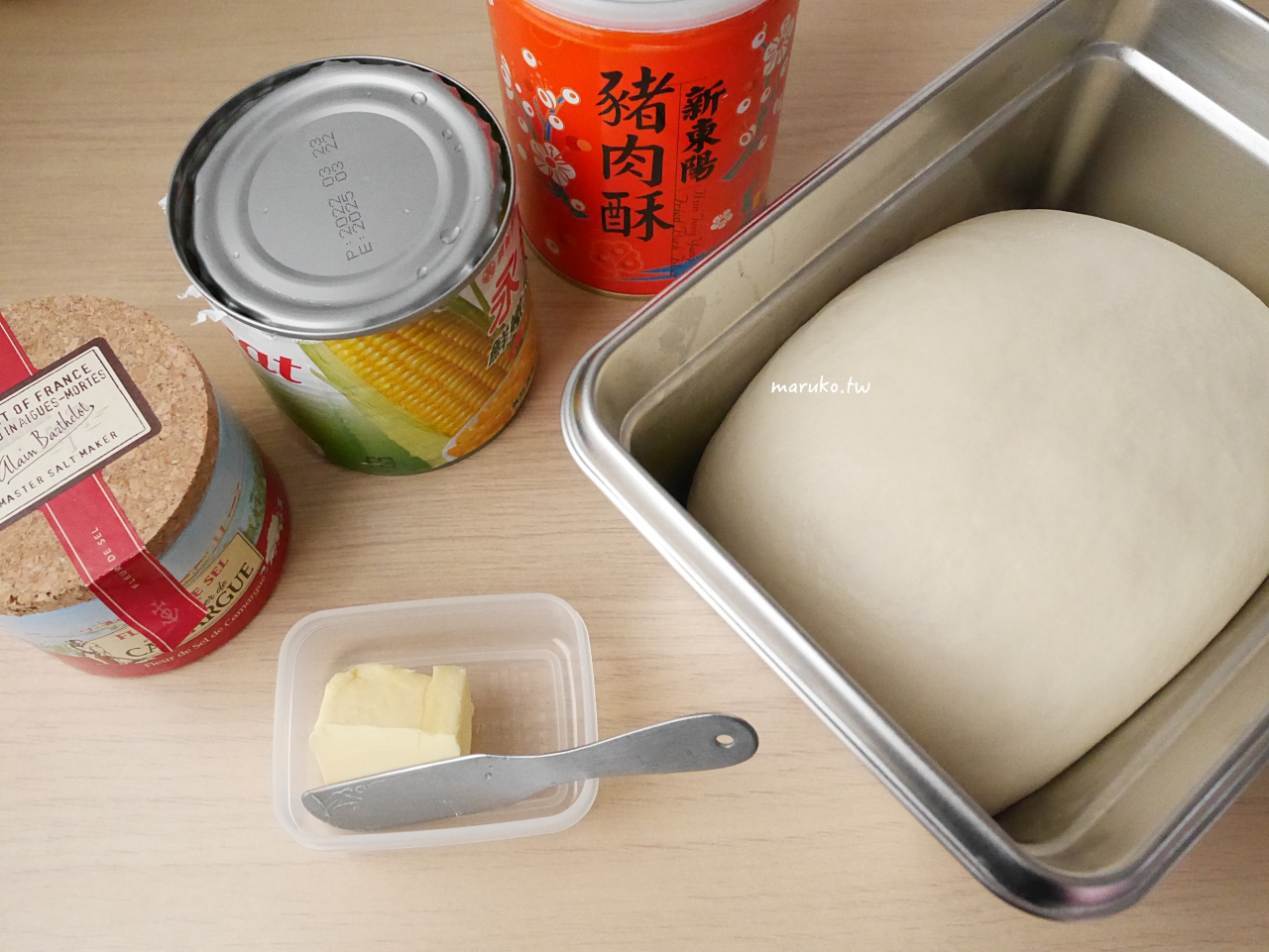 【免擀麵棍食譜】玉米牛奶餐包做法：新手零失敗！不用專業工具，也能做出爆餡柔軟的牛奶麵包。 @Maruko(丸子)與美食有個約會