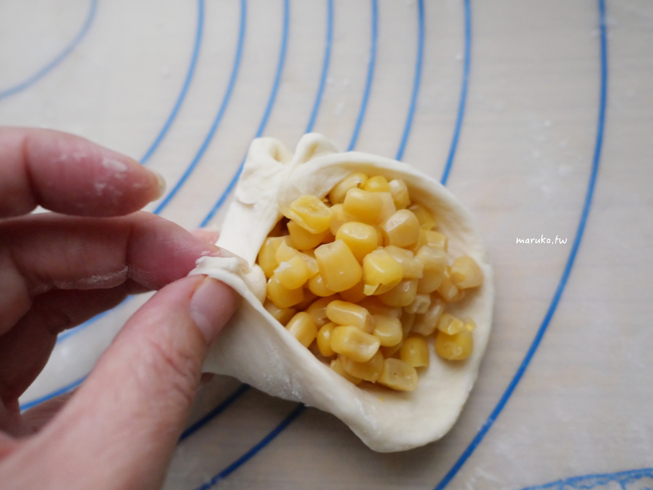 【免擀麵棍食譜】玉米牛奶餐包做法：新手零失敗！不用專業工具，也能做出爆餡柔軟的牛奶麵包。 @Maruko(丸子)與美食有個約會