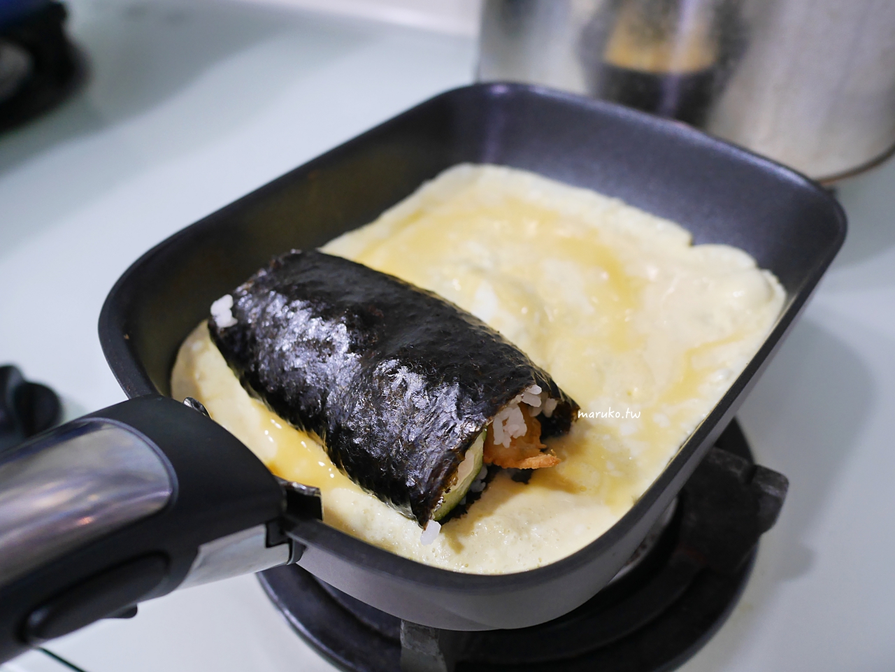 鮪魚雞蛋飯捲免工具，把韓式飯捲包起來吃，平底鍋做法分享！ @Maruko(丸子)與美食有個約會