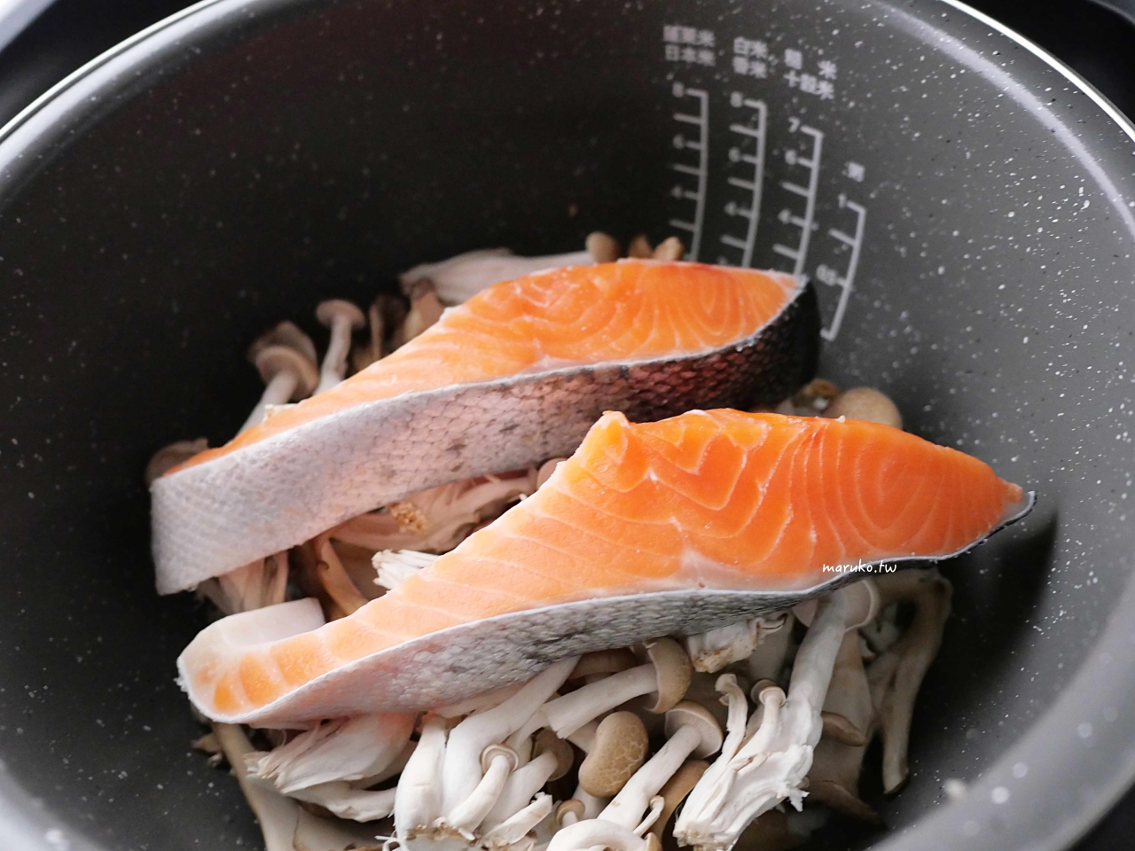 【食譜】一鍋到底免顧火！奶油鮭魚野菇炊飯，一飯三吃帶便當也超讚 @Maruko(丸子)與美食有個約會