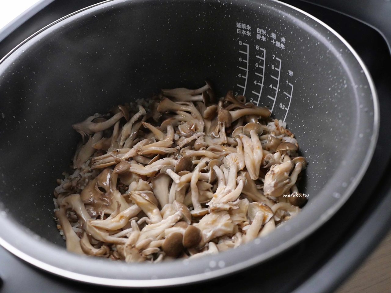 【食譜】一鍋到底免顧火！奶油鮭魚野菇炊飯，一飯三吃帶便當也超讚 @Maruko(丸子)與美食有個約會