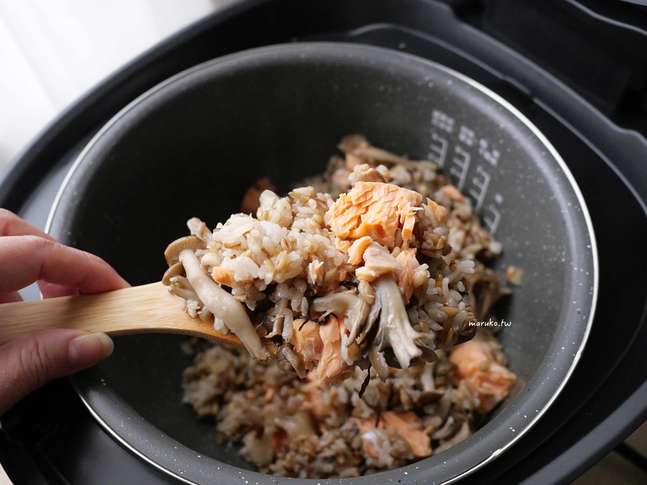 【食譜】一鍋到底免顧火！奶油鮭魚野菇炊飯，一飯三吃帶便當也超讚 @Maruko(丸子)與美食有個約會