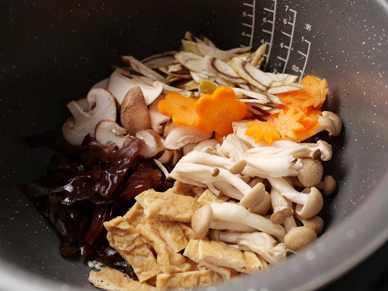 【電子鍋食譜】五目炊飯 一鍋三菜醬香的日式炊飯，米飯料理簡單上桌！ @Maruko(丸子)與美食有個約會