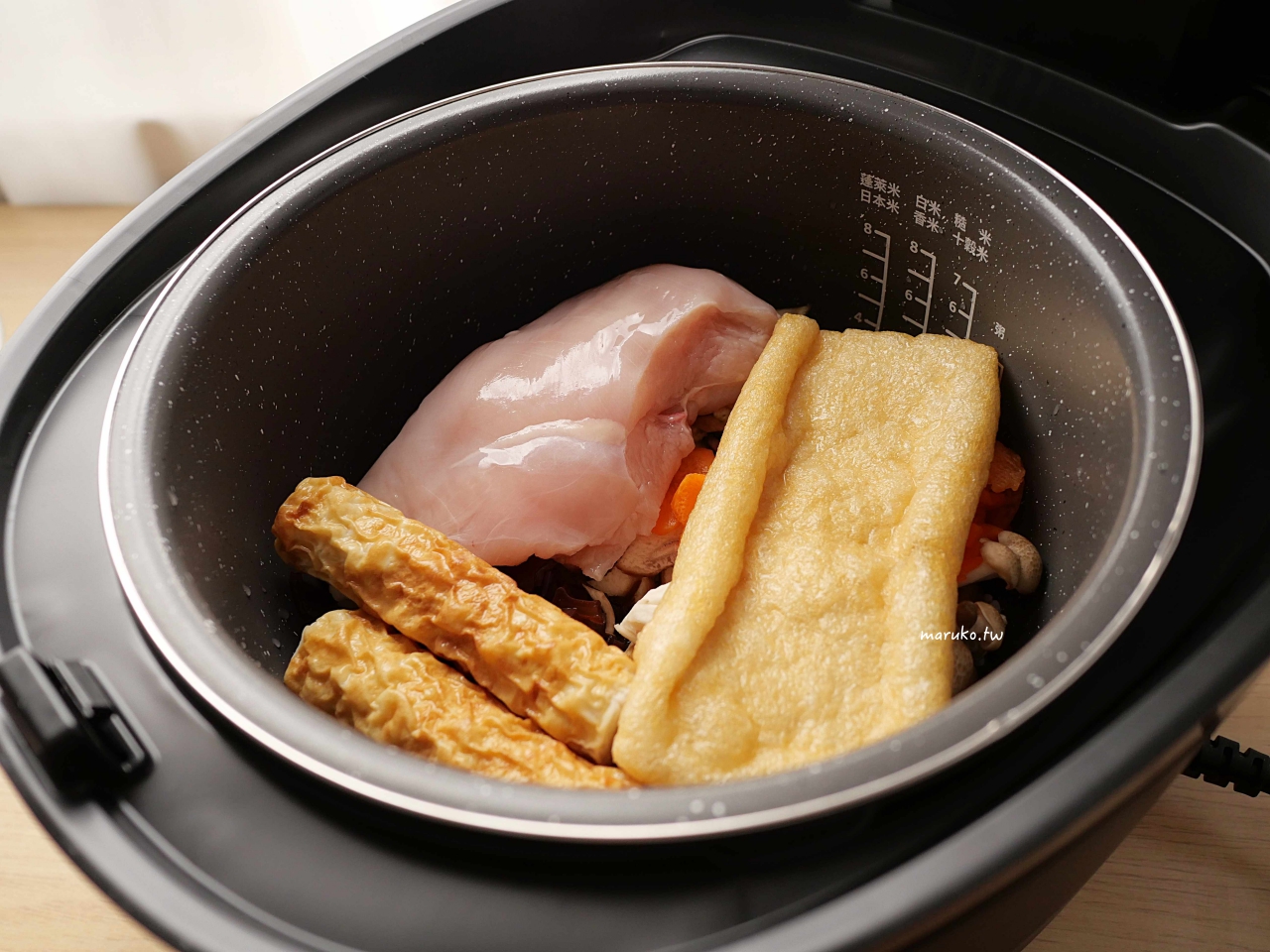 【電子鍋食譜】五目炊飯 一鍋三菜醬香的日式炊飯，米飯料理簡單上桌！ @Maruko(丸子)與美食有個約會