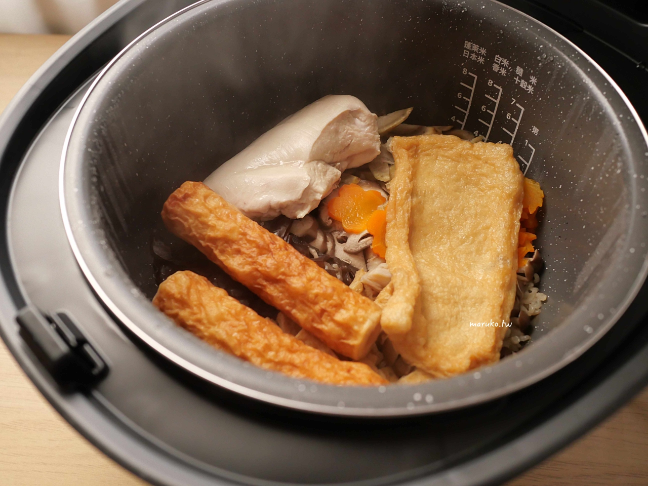 【電子鍋食譜】五目炊飯 一鍋三菜醬香的日式炊飯，米飯料理簡單上桌！ @Maruko(丸子)與美食有個約會