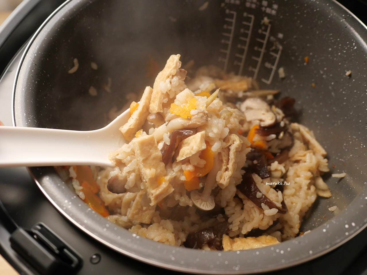 【電子鍋食譜】五目炊飯 一鍋三菜醬香的日式炊飯，米飯料理簡單上桌！ @Maruko(丸子)與美食有個約會