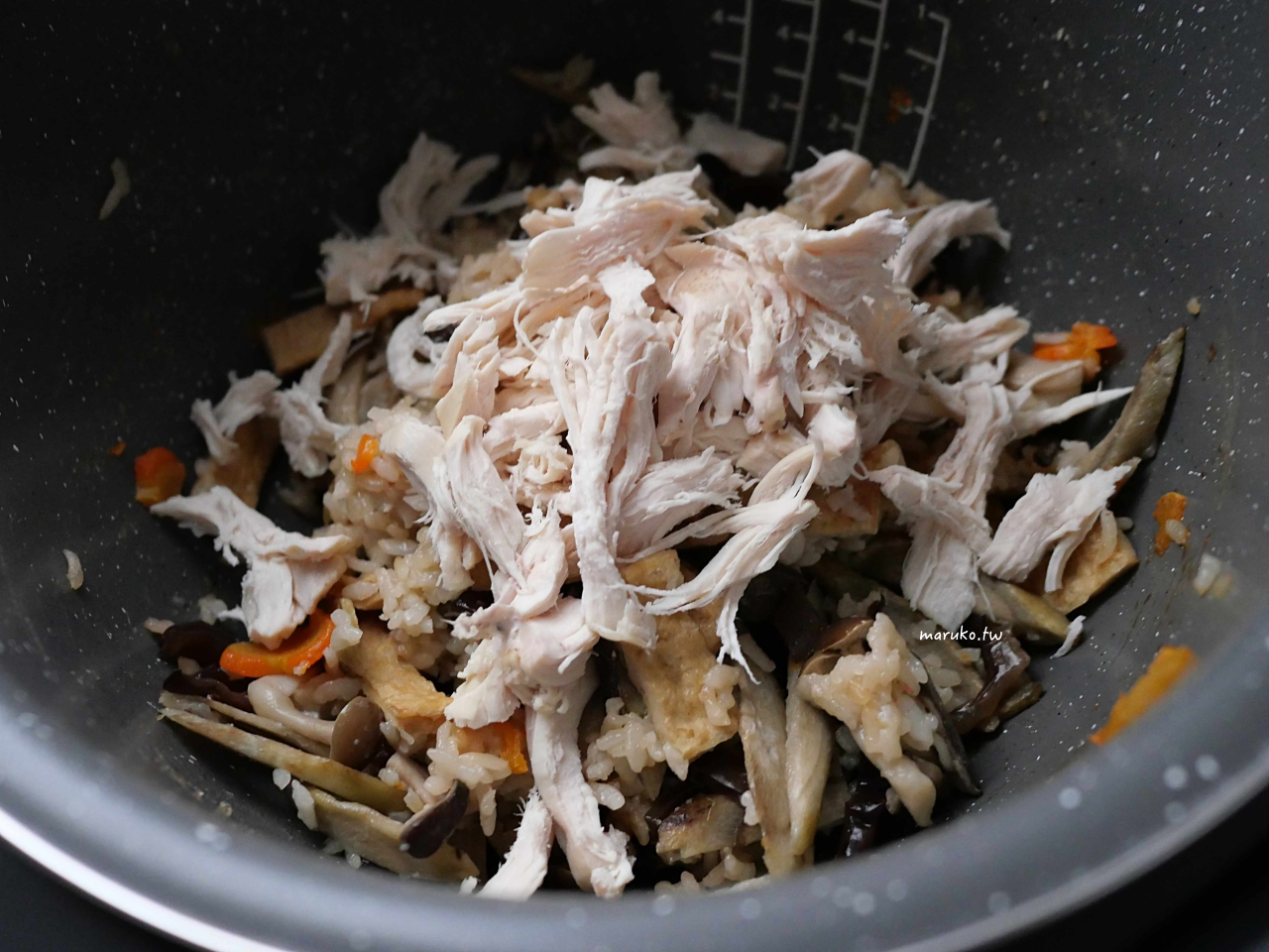 【電子鍋食譜】五目炊飯 一鍋三菜醬香的日式炊飯，米飯料理簡單上桌！ @Maruko(丸子)與美食有個約會