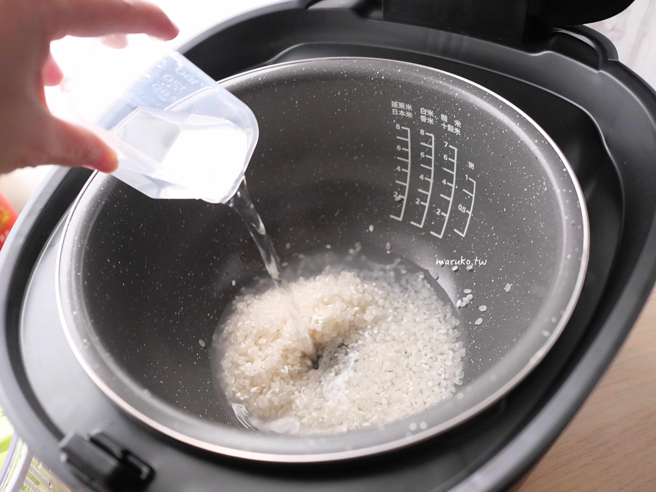 【懶人料理】臘味飯做法｜免開火！飛利浦IH電子鍋「炒飯模式」實測：25分鐘一鍋到底，高麗菜臘味炒飯粒粒分明 @Maruko(丸子)與美食有個約會