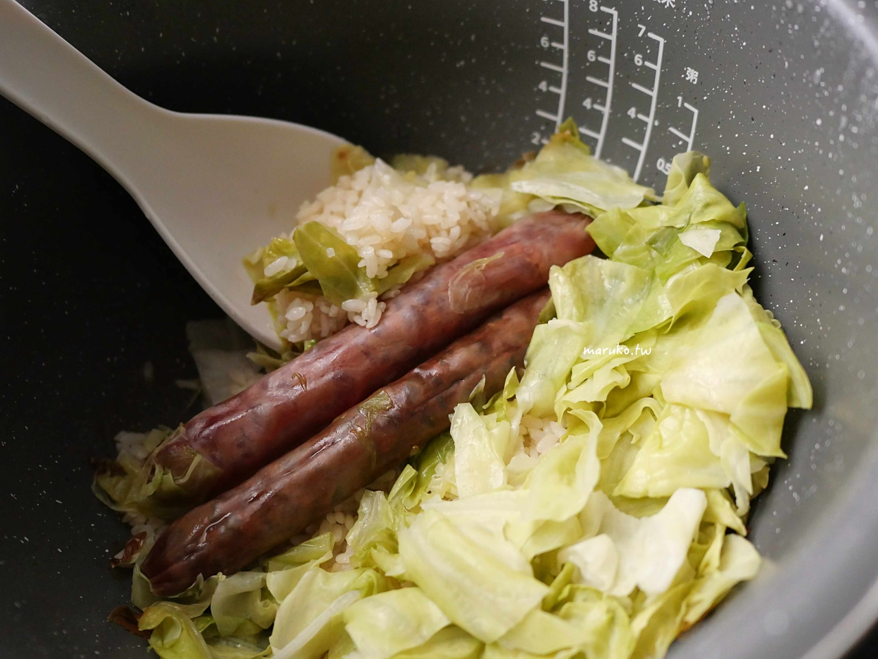 【懶人料理】臘味飯做法｜免開火！飛利浦IH電子鍋「炒飯模式」實測：25分鐘一鍋到底，高麗菜臘味炒飯粒粒分明 @Maruko(丸子)與美食有個約會
