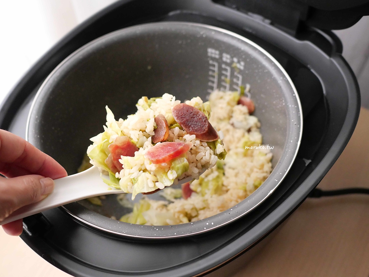 【懶人料理】臘味飯做法｜免開火！飛利浦IH電子鍋「炒飯模式」實測：25分鐘一鍋到底，高麗菜臘味炒飯粒粒分明 @Maruko(丸子)與美食有個約會